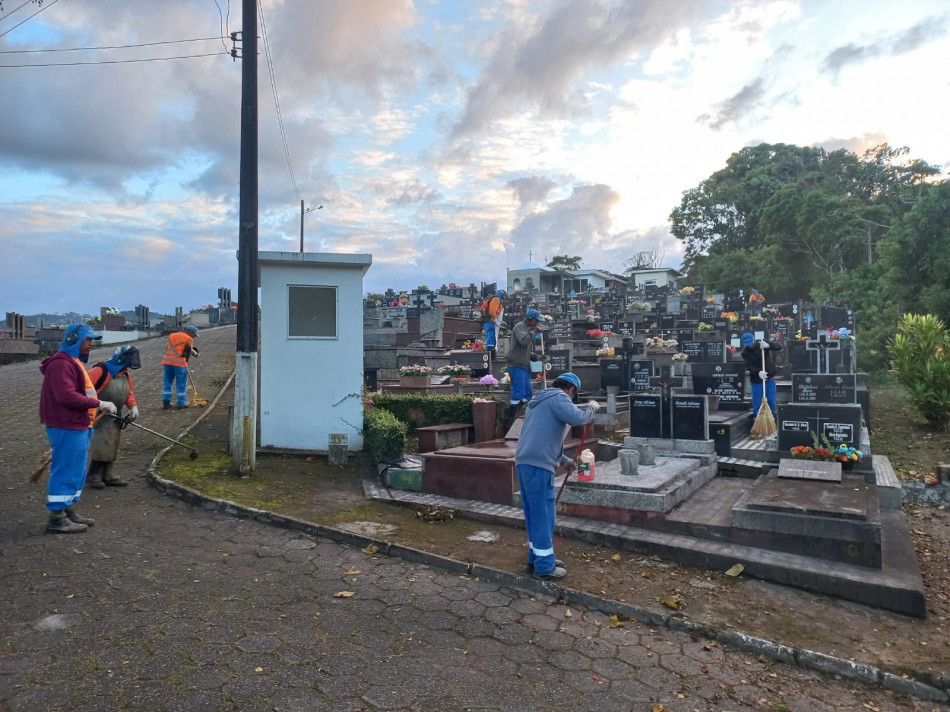 Prefeitura realiza mutirão de manutenção em cemitérios para o feriado de Finados