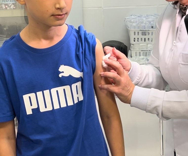 Faixa etária de vacinação contra a dengue é ampliada em Blumenau.