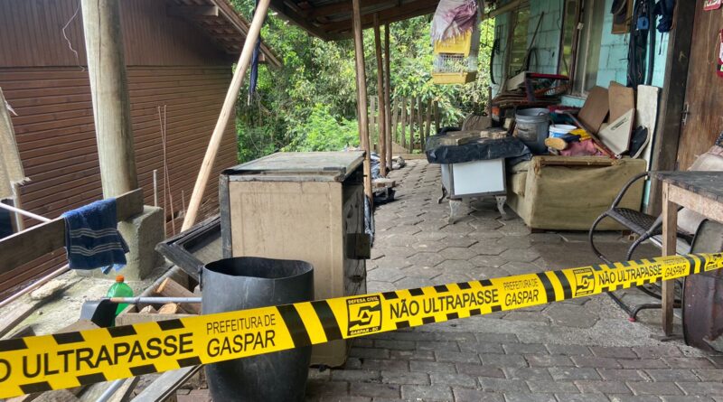Defesa Civil interdita casas em Gaspar