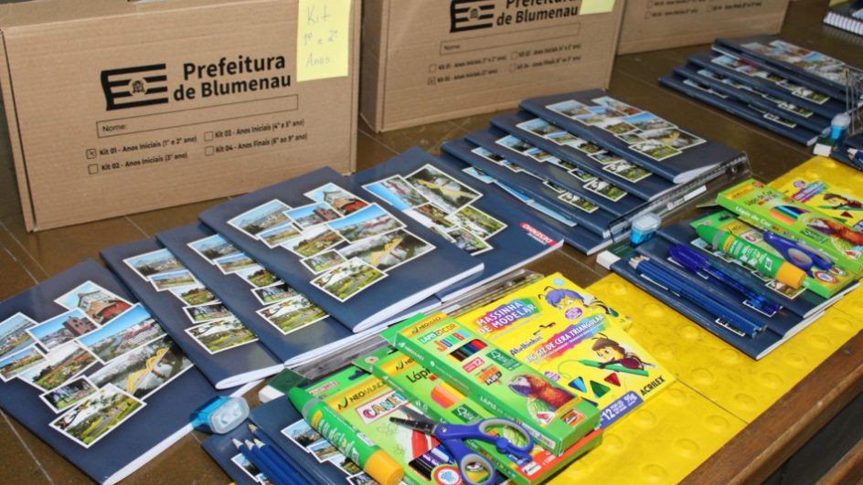 Prefeitura de Blumenau confirma a entrega do material escolar para todos estudantes da rede pública municipal de ensino.
