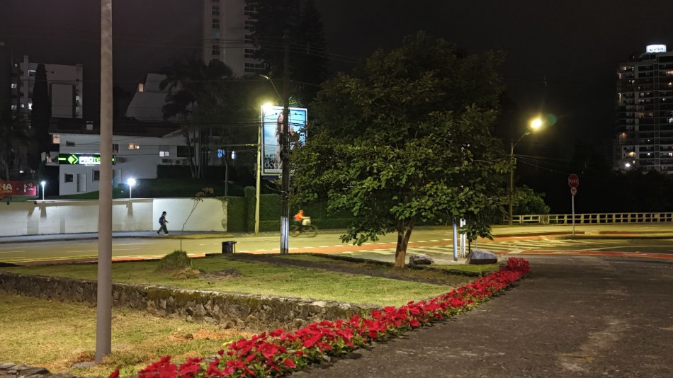 Modernização da iluminação reforça segurança na Praça do Estudante e na Rua Clara Mantau