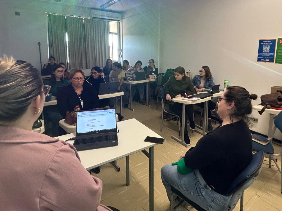 Profissionais da educação de Blumenau participam de formação sobre autismo e saúde mental