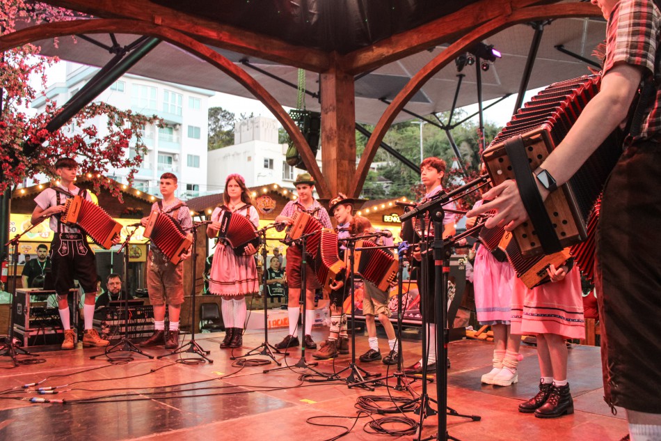 Alunos da Fábrica de Gaiteiros encantam o público na Oktoberfest Blumenau