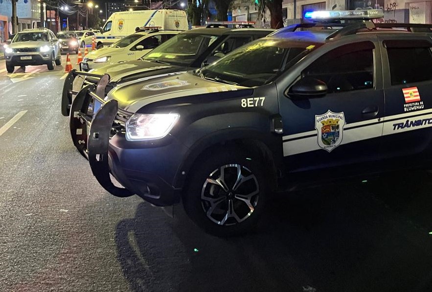 Motos com escapamento adulterado são abordadas durante operação em Blumenau