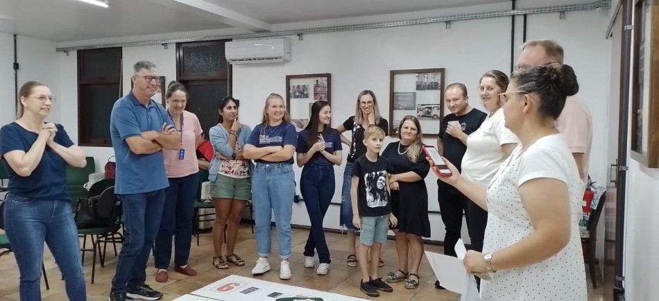 Projeto Contos e Encontros reúne turma de Letras da Furb com equipe da Biblioteca Municipal