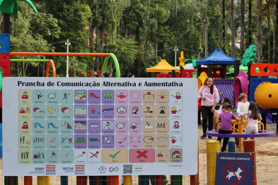 Formação em Blumenau capacita profissionais da educação para inclusão de estudantes com dificuldade de fala