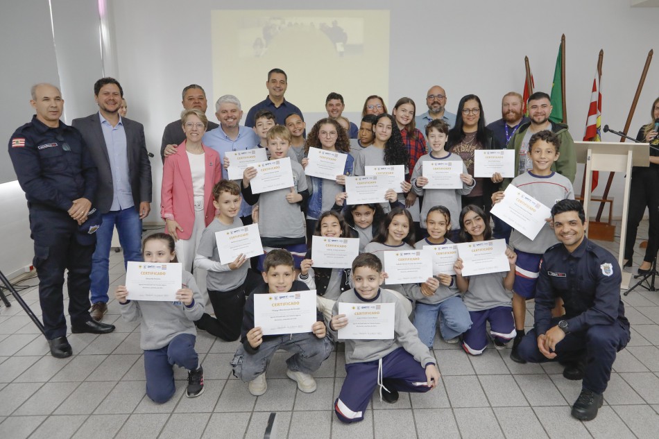 Cerimônia celebra formatura de estudantes da EBM Adelaide Starke no programa Trânsito Seguro