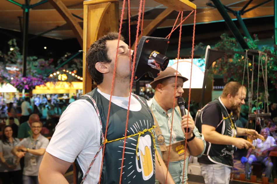 Brincadeira do Equilibrista de Chope desafia e diverte turistas na Oktoberfest Blumenau