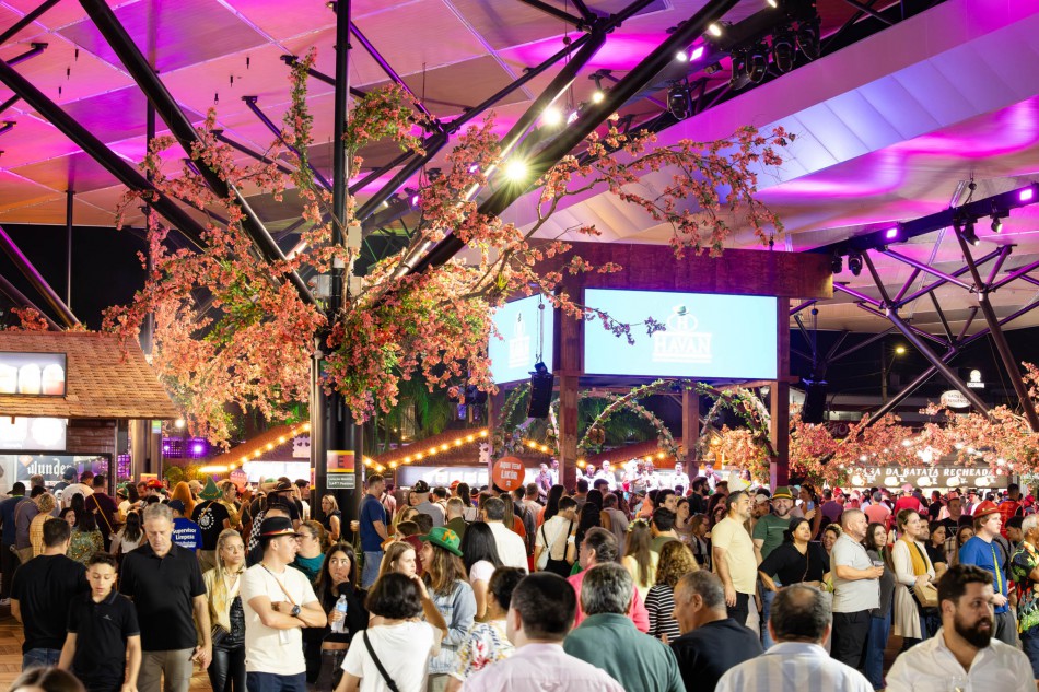 Oktoberfest Blumenau abre vagas temporárias para caixa, atendimento e bilheteria