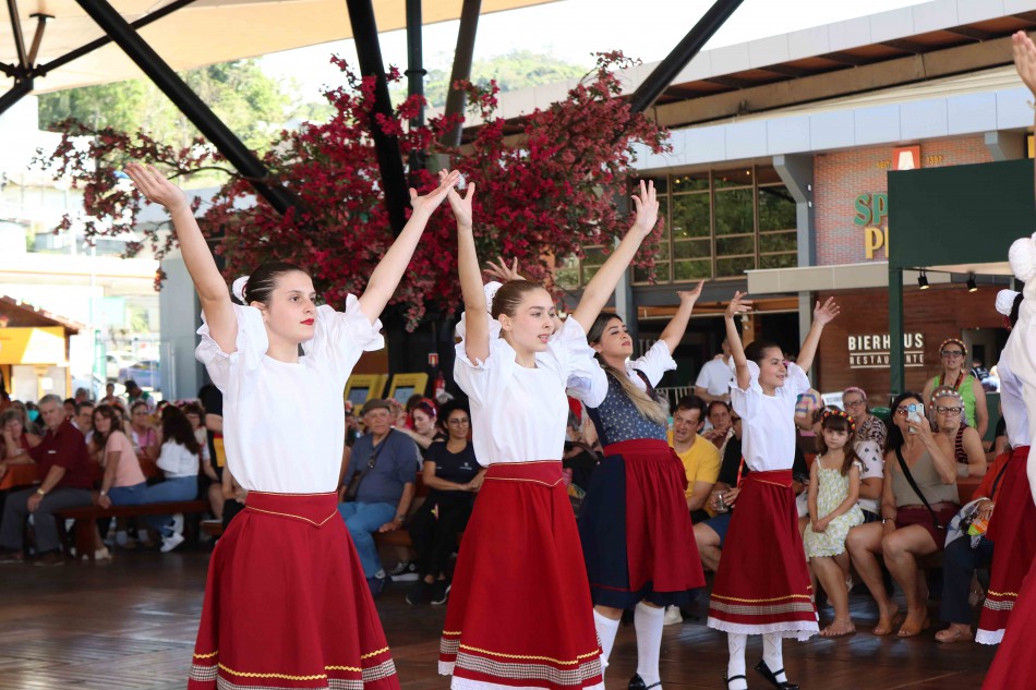 Grupos de dança folclórica da Pró-família se apresentam na 40ª Oktoberfest Blumenau
