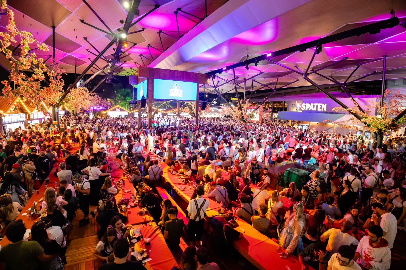 Oktoberfest Blumenau amplia datas com entrada gratuita e anuncia mudanças nos horários do evento