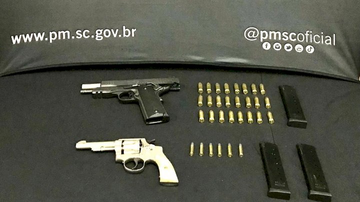 Homem é preso por porte ilegal de arma de fogo após ameaçar vizinhos em São Miguel do Oeste.