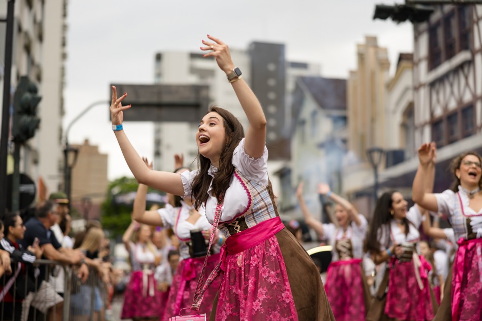 Oktoberfest Blumenau abre pré-cadastro para interessados em participar dos desfiles oficiais