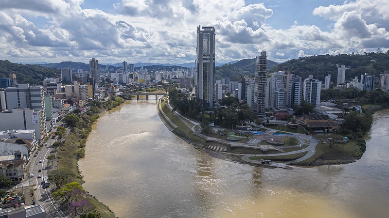 Setor de serviços impulsiona contratações e Blumenau chega ao oitavo mês seguido com saldo positivo de empregos
