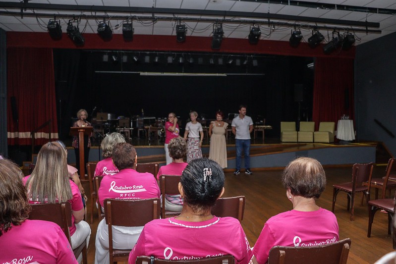 Blumenauenses comemoram Dia da Mulher com lembranças históricas e show musical