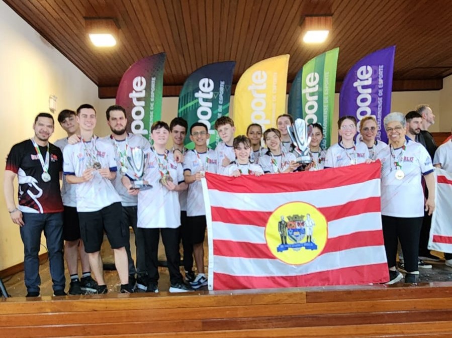 Atletas de Blumenau conquistam troféu no xadrez da Olesc 2025