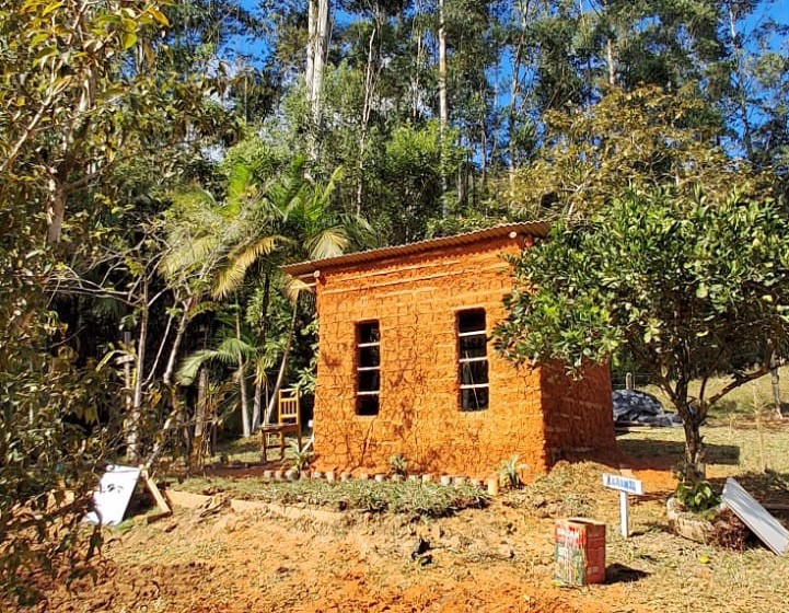 Estudantes da EIM Dr. Blumenau constroem casa de taipa e aprendem sobre ciência, cultura e sustentabilidade