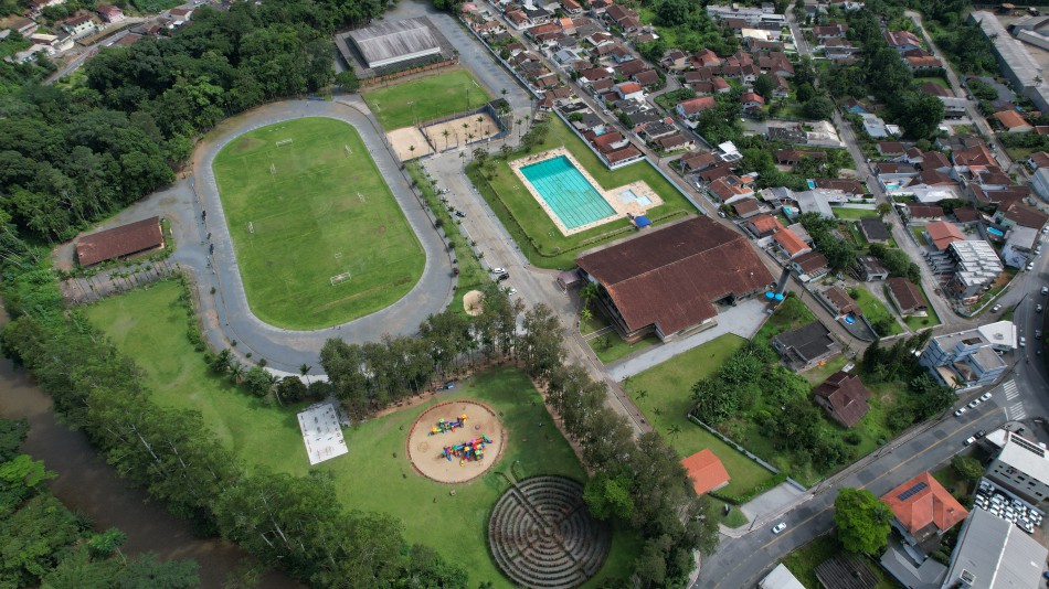 Prefeitura firma parceria e Blumenau Esporte Clube vai treinar no campo do Parque Carlos Curt Zadrozny.