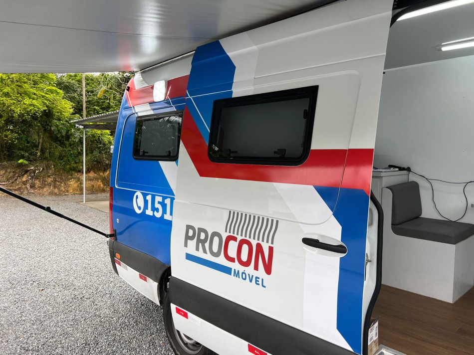 Procon Móvel recolhe denúncias dos moradores do bairro Água Verde