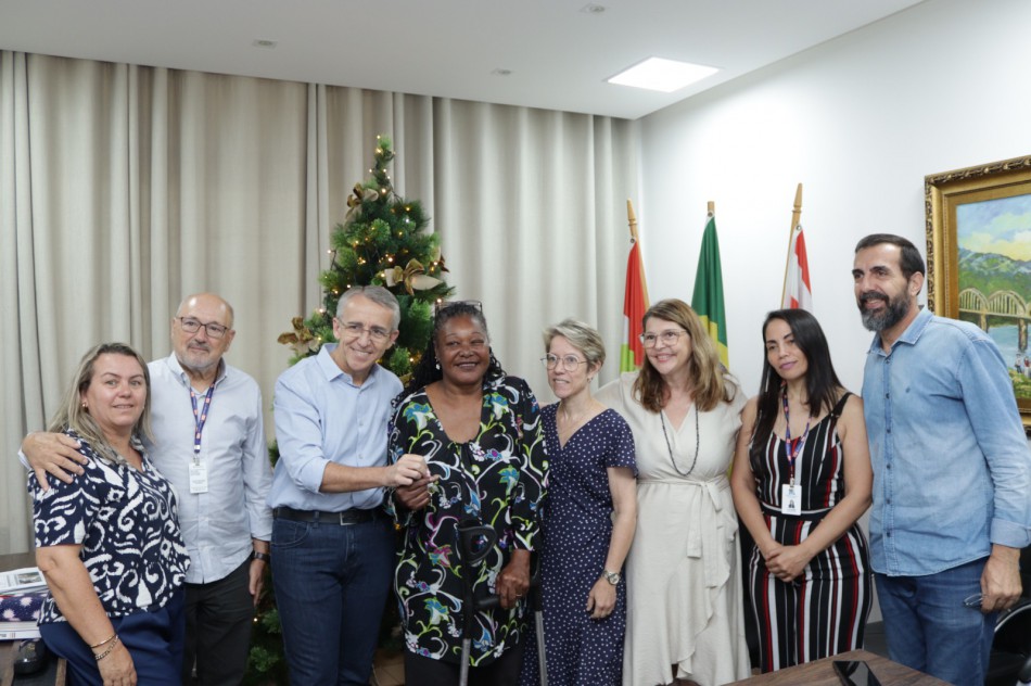 Famílias recebem apartamentos retomados do Programa Minha Casa Minha Vida
