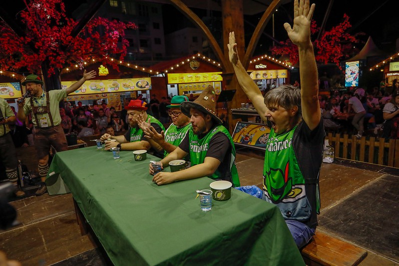 Oktoberfest Blumenau tem disputa acirrada no concurso de comedores de Rollmops