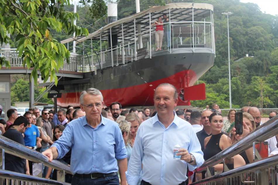 Prefeito entrega pacote de obras para Blumenau e assina ordens de serviço