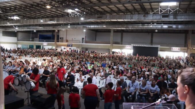 Prefeitura de Blumenau promove recepção especial para mais de 5 mil profissionais da educação na abertura do ano letivo.