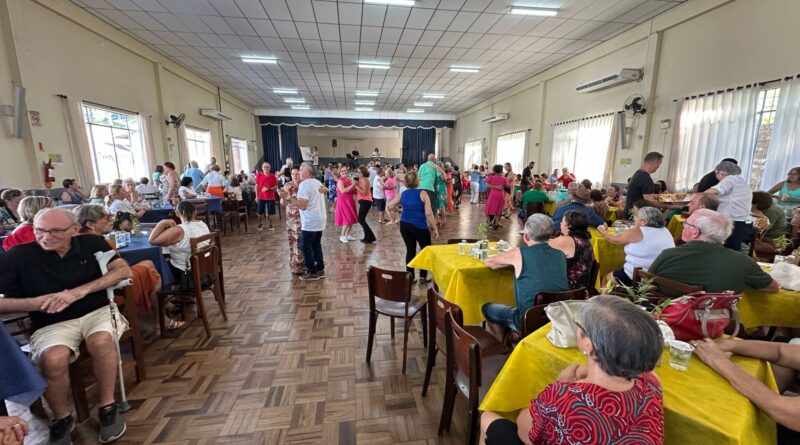 Integração da Terceira Idade reúne 350 idosos no Salão Cristo Rei