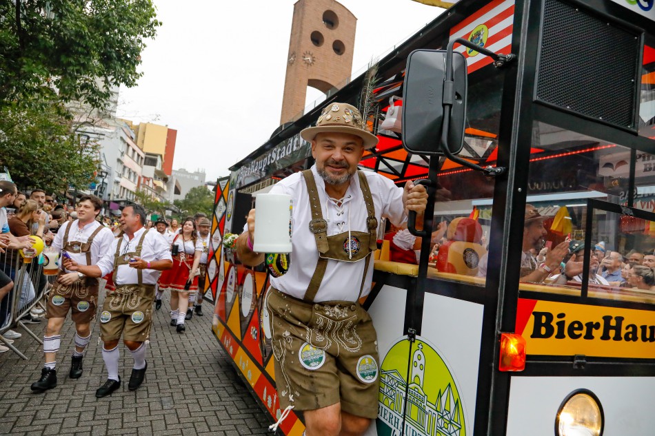 Blumenau Eventos lança concurso para nova atração dos desfiles da Oktoberfest Blumenau 2026