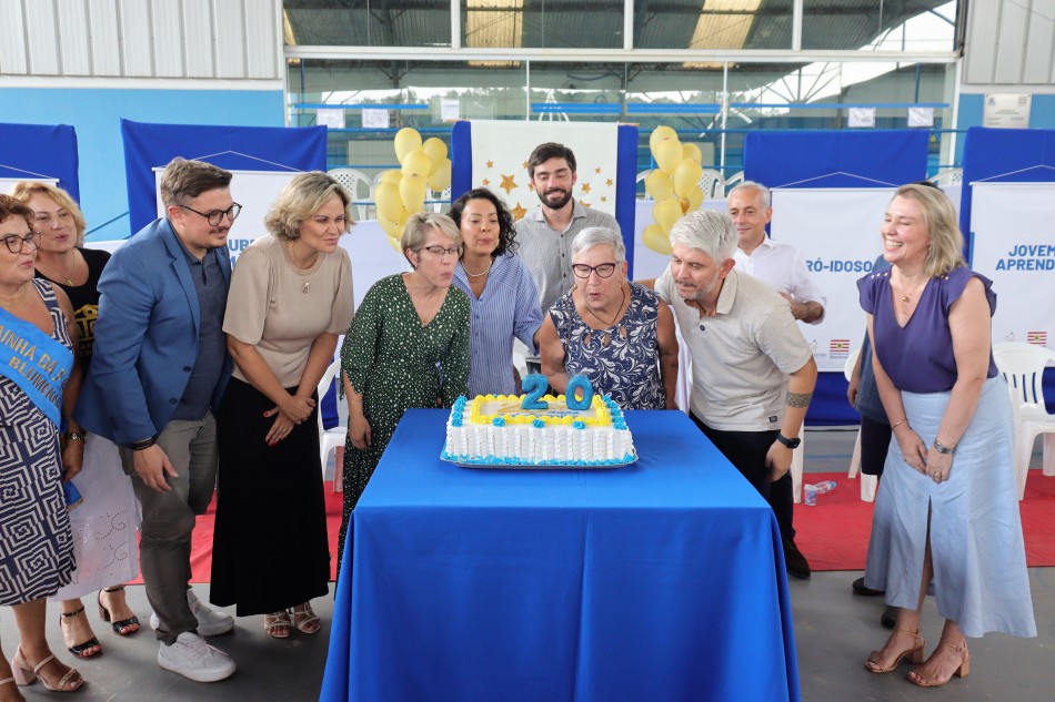 Pró-família completa 20 anos com apresentações de crianças e idosos em Blumenau