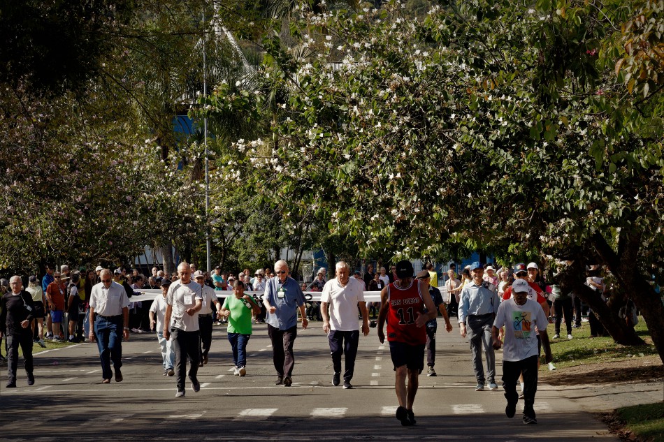 Caminhada da Pró-Família movimenta mais de 340 idosos no Parque Ramiro Ruediger