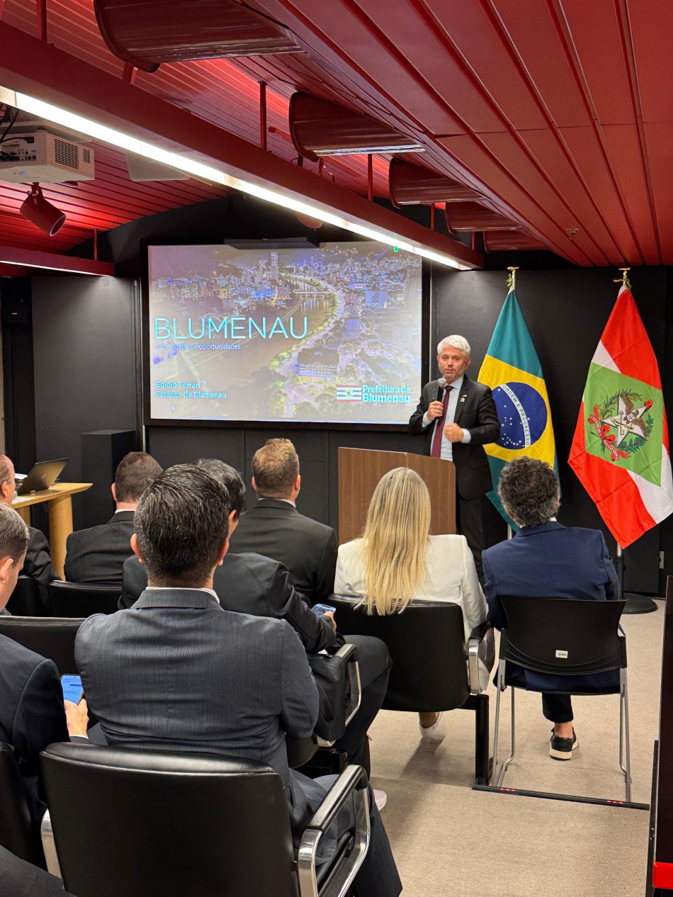 Prefeito Egidio Ferrari apresenta Blumenau a investidores japoneses durante o SC Day em Tóquio