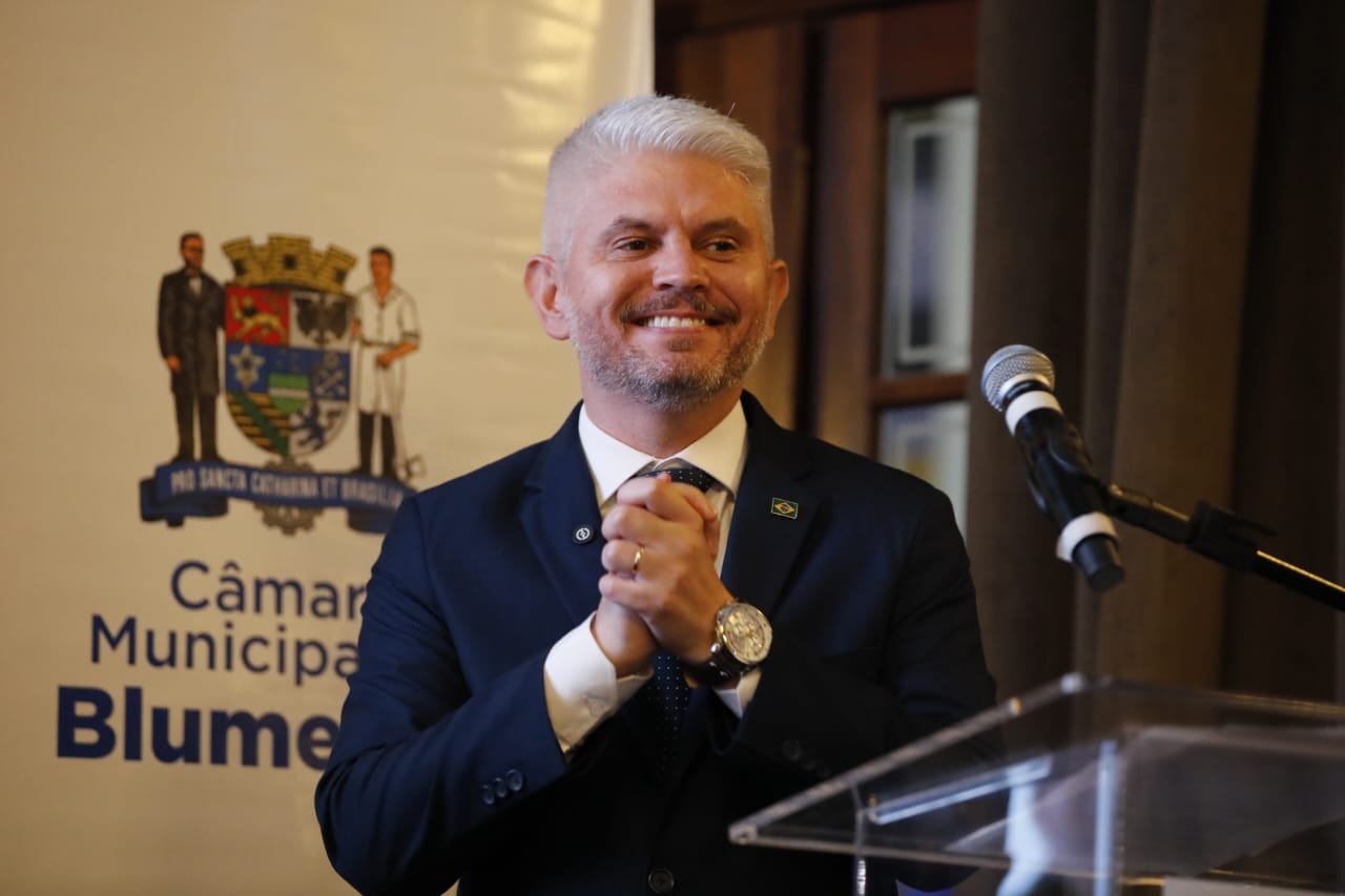 Egidio Ferrari e Maria Regina de Souza Soar tomam posse como prefeito e vice-prefeita de Blumenau