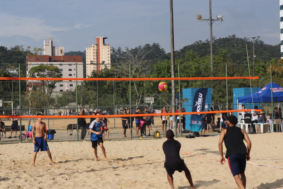 Mais de 50 duplas participam do 2° Festival Moviblu de Vôlei de Praia neste sábado, dia 30