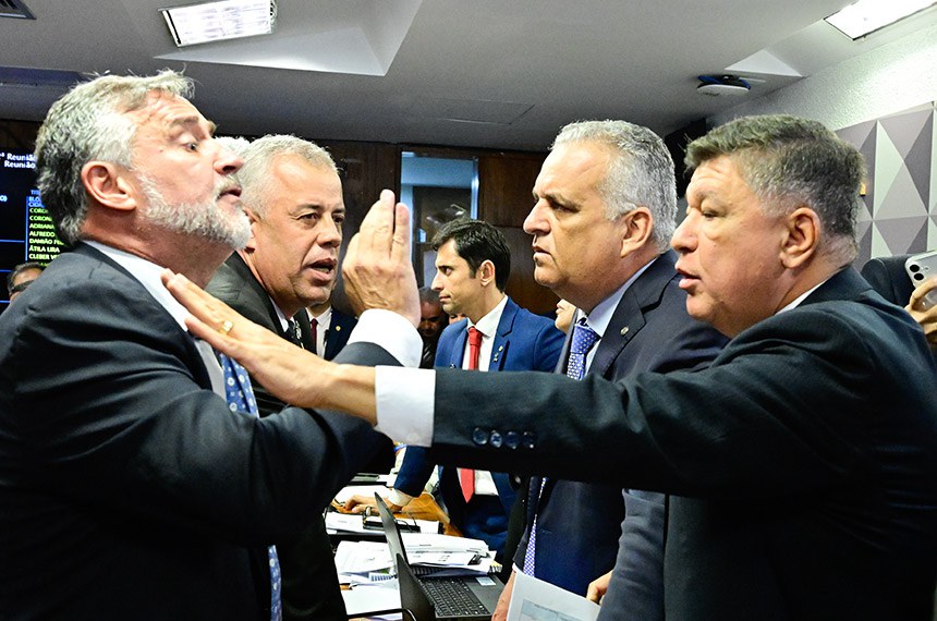 Sob protestos, CPMI aprova quebra de sigilos de Lulinha