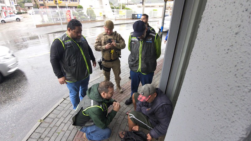 Ação integrada amplia abordagem social durante o dia e reforça busca ativa por pessoas em situação de rua Objetivo é garantir o reordenamento urbano em todos os bairros da cidade A Prefeitura de Blu