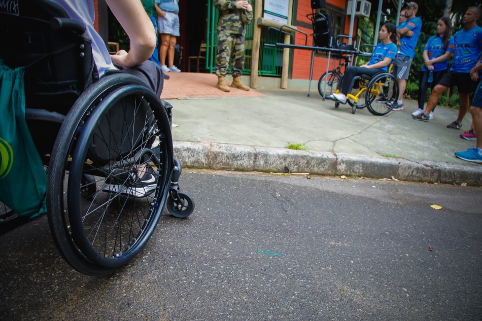 Cadeiras adaptadas permitem que pessoas com deficiência façam trilhas em Blumenau