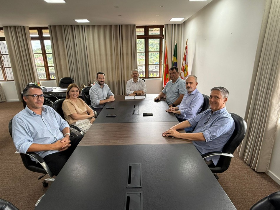 Prefeito de Blumenau assina decreto para redução de gastos municipais