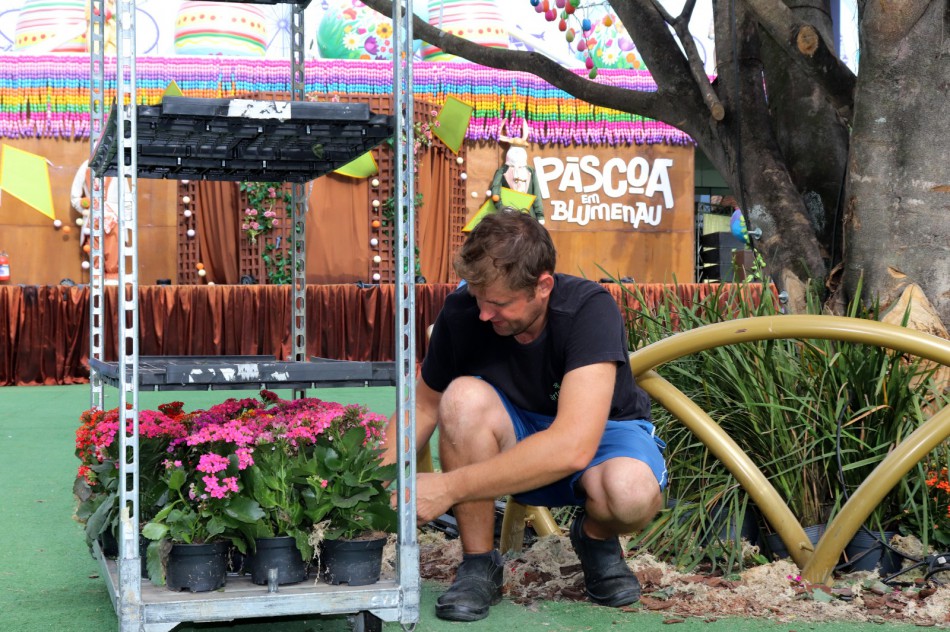 Flores da decoração da Páscoa em Blumenau ganham nova vida em parques da cidade