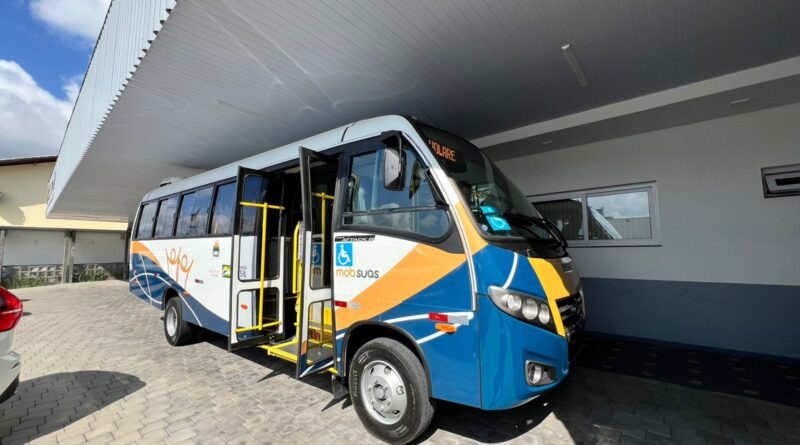 Apae de Gaspar ganha novo micro-ônibus para transporte de alunos