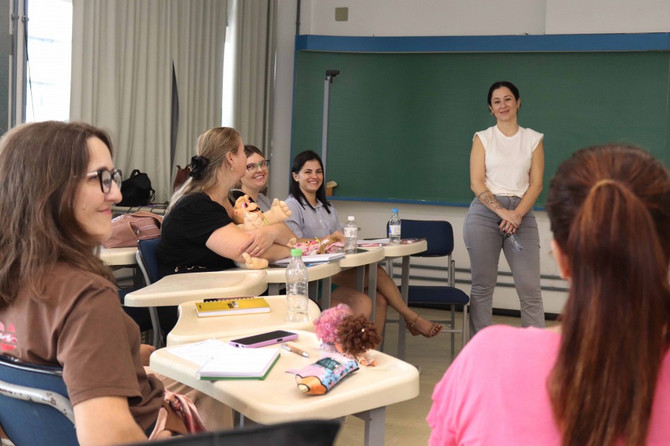 Cerca de 300 professores da educação infantil iniciam formação em Blumenau