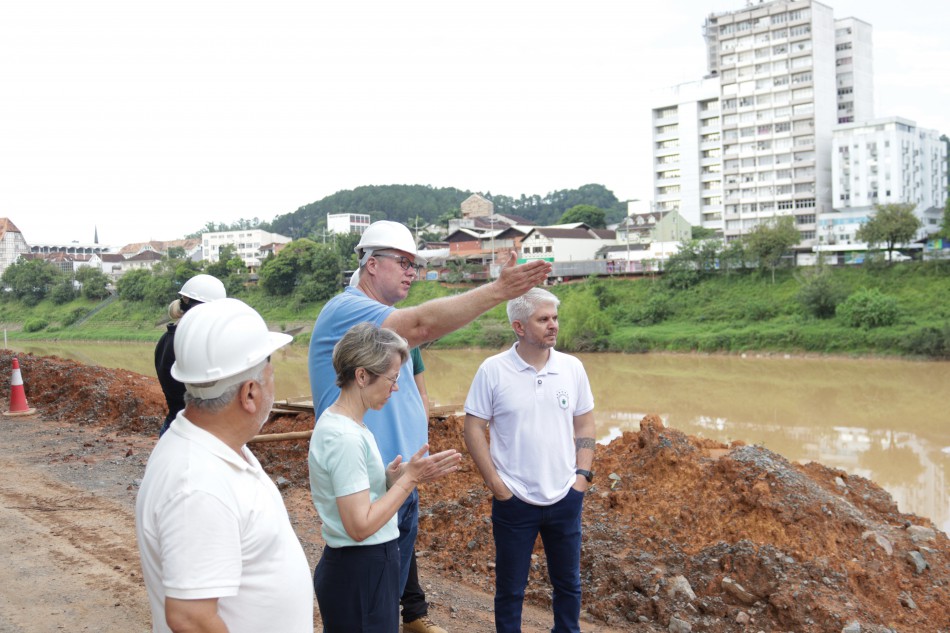 Autoridades municipais vistoriam obras de mobilidade urbana nas regiões da Fortaleza e Itoupava Norte