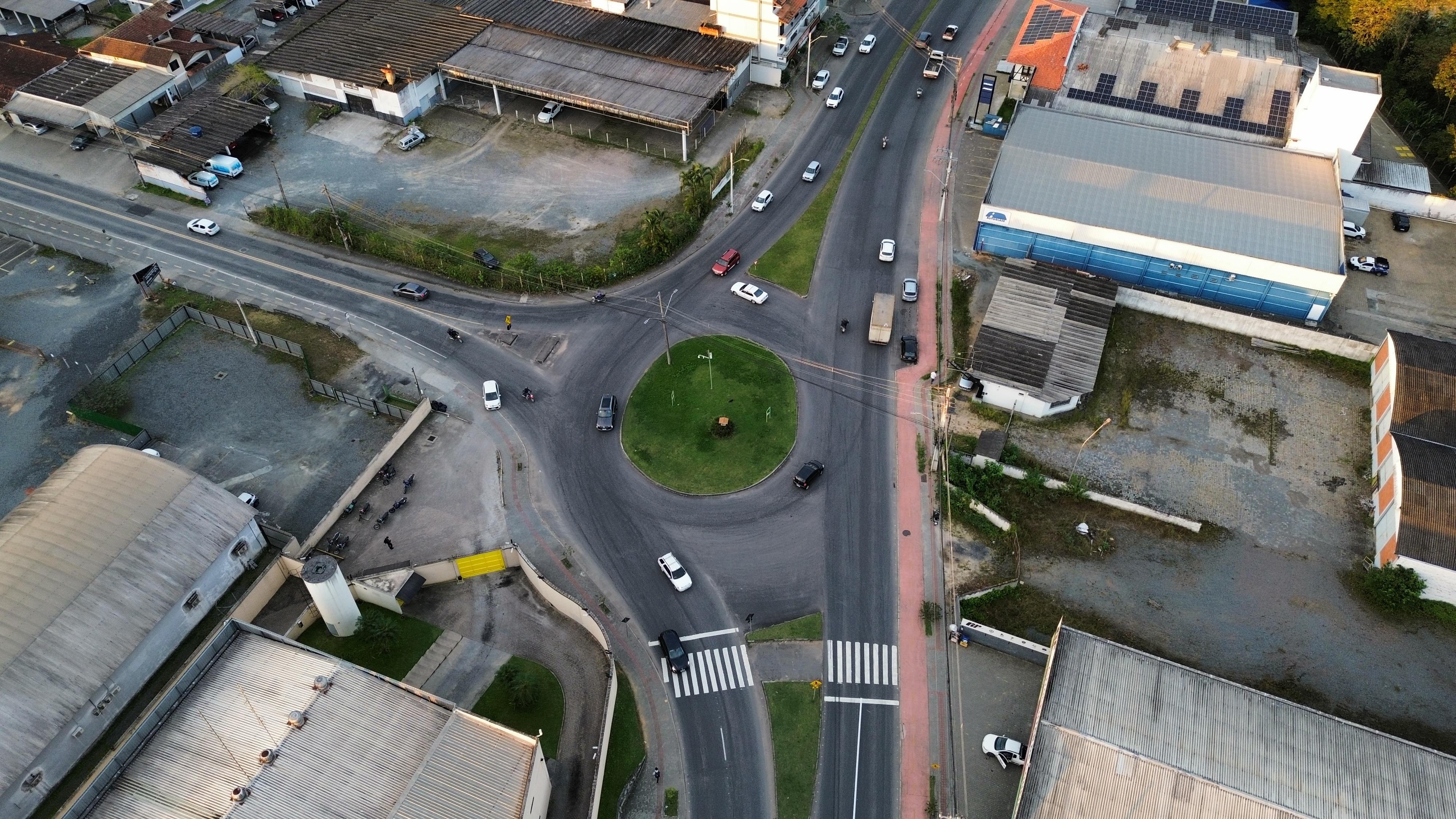 Com a revitalização da Rua 2 de Setembro, rotatória da Rua Fritz Spernau passa por mudanças