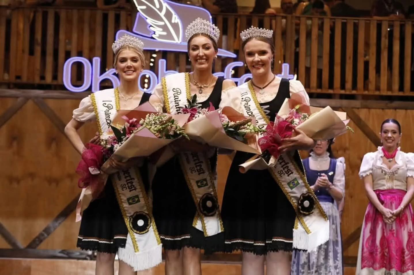 ​*Oktoberfest Blumenau conhece o novo trio da realeza 2026*