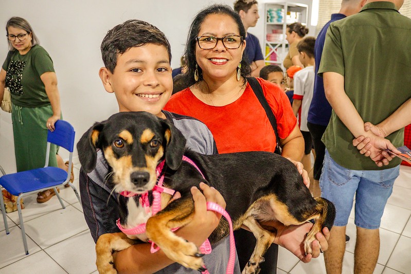 Cães do Cepread encontram novos lares em feira de adoção durante o Prefeitura nos Bairros