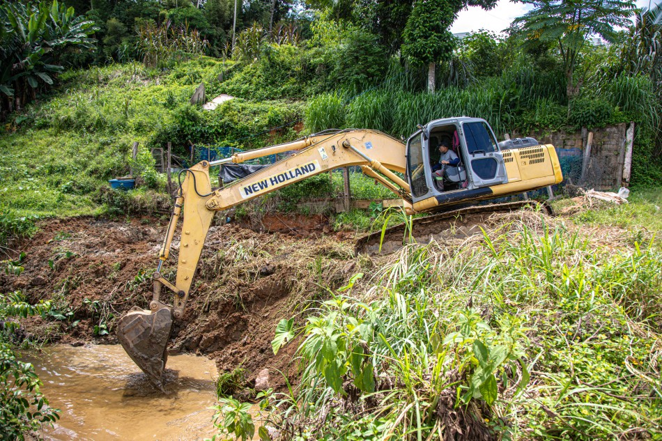 Prefeitura realiza desassoreamento em ribeirões na Região Norte de Blumenau.