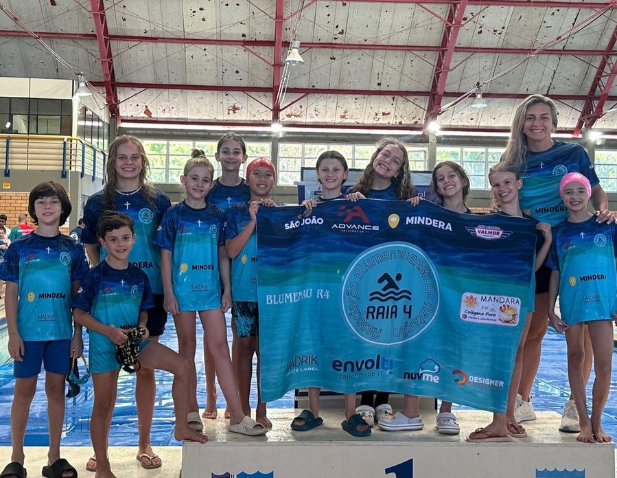 Atletas mirins da natação de Blumenau se destacam no Estadual em Florianópolis