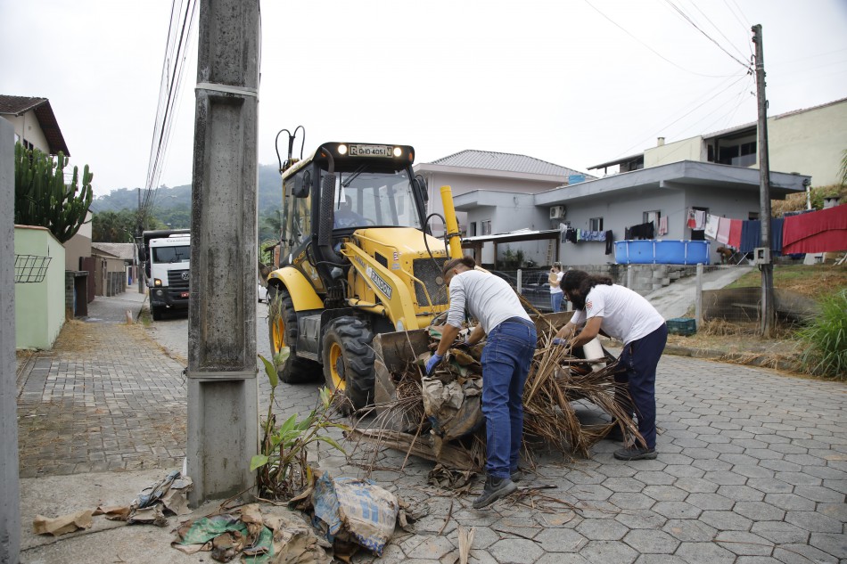 Ação de combate à dengue no bairro Itoupavazinha recolhe mais de três toneladas de entulho.