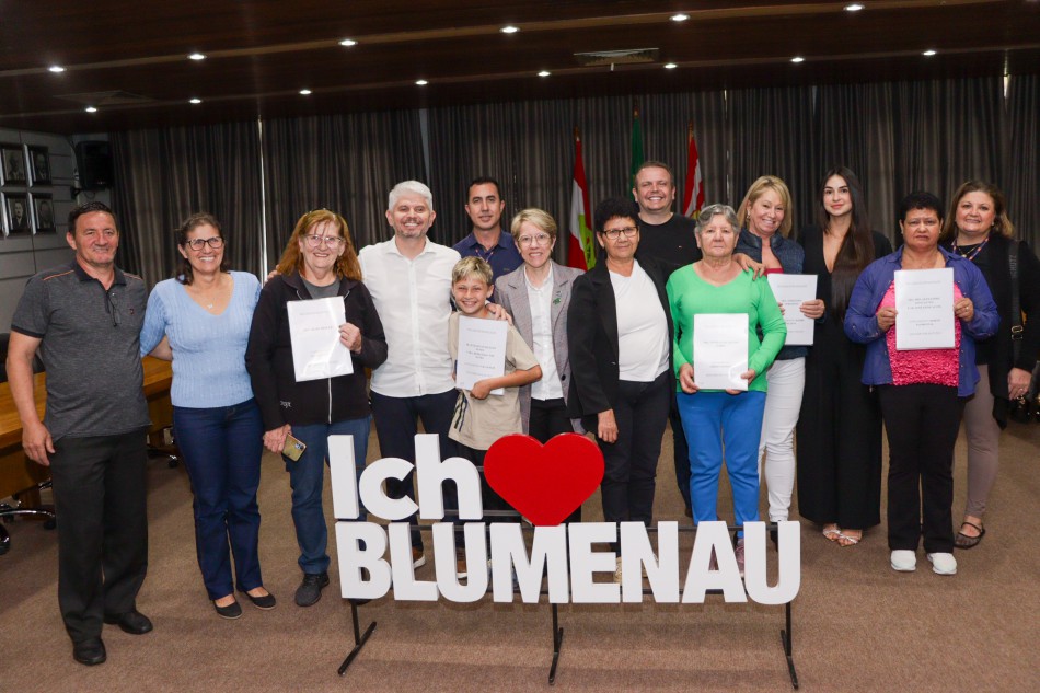 Prefeitura de Blumenau entrega termos de quitação para cinco famílias