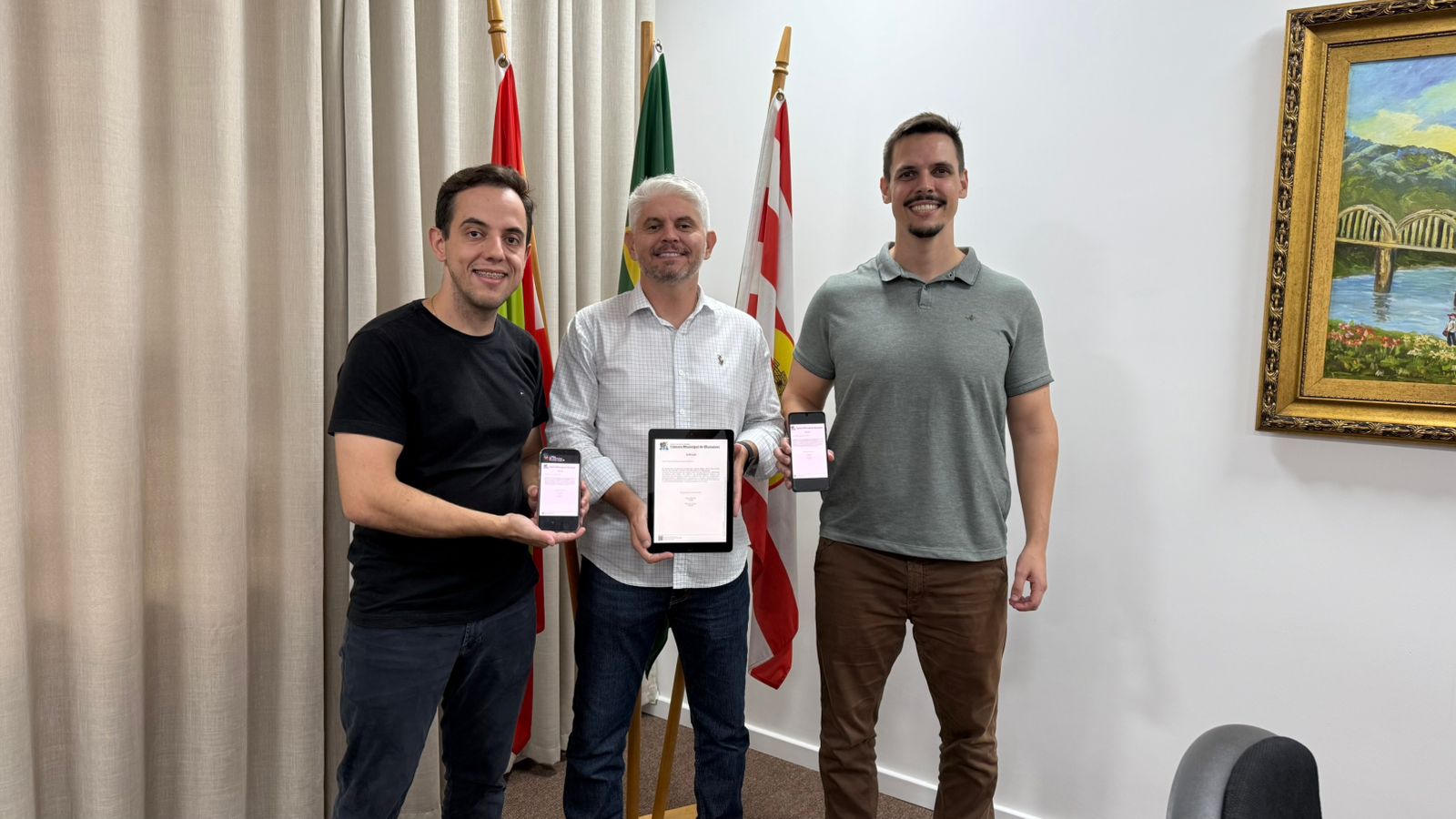 ​Prefeito recebe anteprojeto que institui o Programa “Blumenau Sem Papel” e anuncia apoio à iniciativa dos vereadores Bruno Win e Flávio Linhares